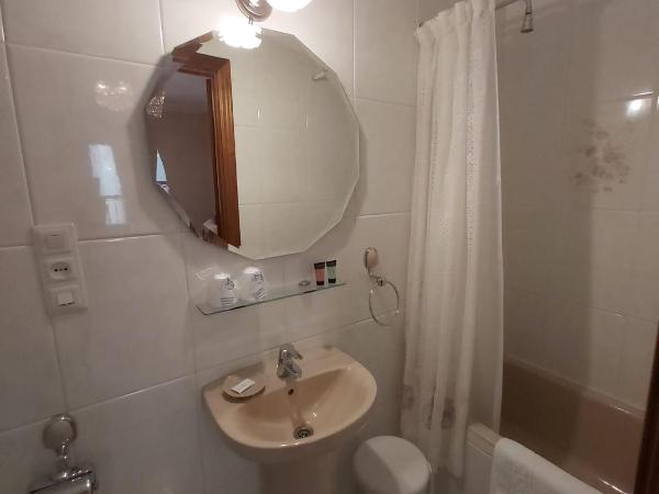 Pension Lorea : photo 2 de la chambre chambre double ou lits jumeaux avec salle de bains privative