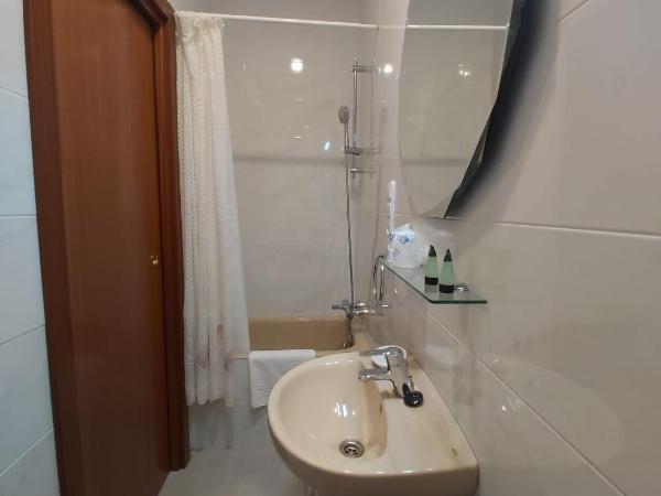 Pension Lorea : photo 3 de la chambre chambre double ou lits jumeaux avec salle de bains privative