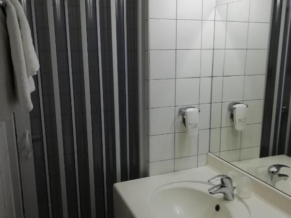 Htel Du Manoir : photo 3 de la chambre petite chambre avec douche