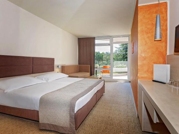 Hotel Mediteran Plava Laguna : photo 6 de la chambre chambre classique avec balcon et canapé-lit - côté parc