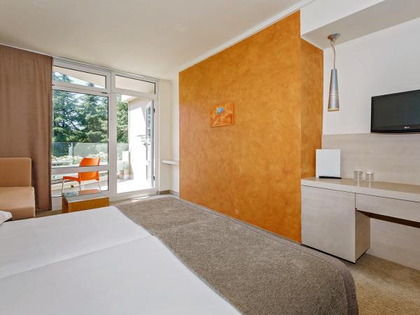 Hotel Mediteran Plava Laguna : photo 7 de la chambre chambre classique avec balcon et canapé-lit - côté parc