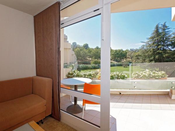 Hotel Mediteran Plava Laguna : photo 9 de la chambre chambre classique avec balcon et canapé-lit - côté parc