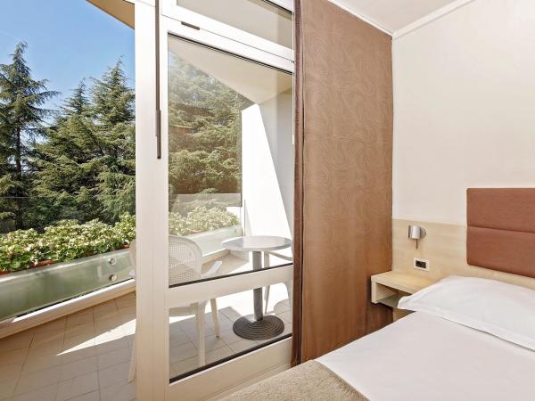 Hotel Mediteran Plava Laguna : photo 7 de la chambre chambre simple classique avec balcon - côté parc