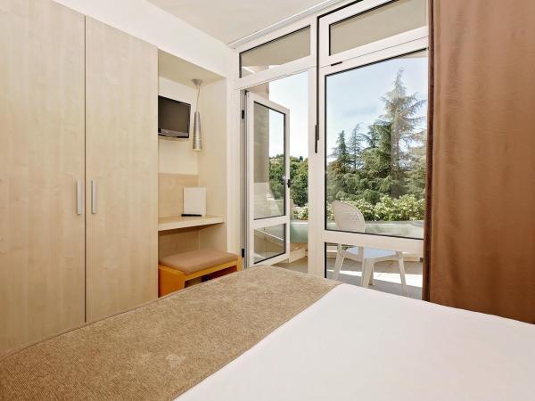 Hotel Mediteran Plava Laguna : photo 4 de la chambre chambre simple classique avec balcon - côté parc