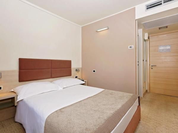 Hotel Mediteran Plava Laguna : photo 5 de la chambre chambre simple classique avec balcon - côté parc