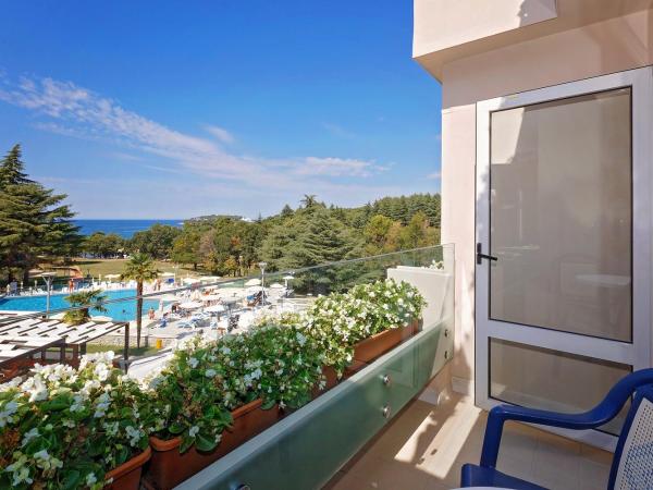Hotel Mediteran Plava Laguna : photo 6 de la chambre chambre supérieure avec balcon et vue sur la mer