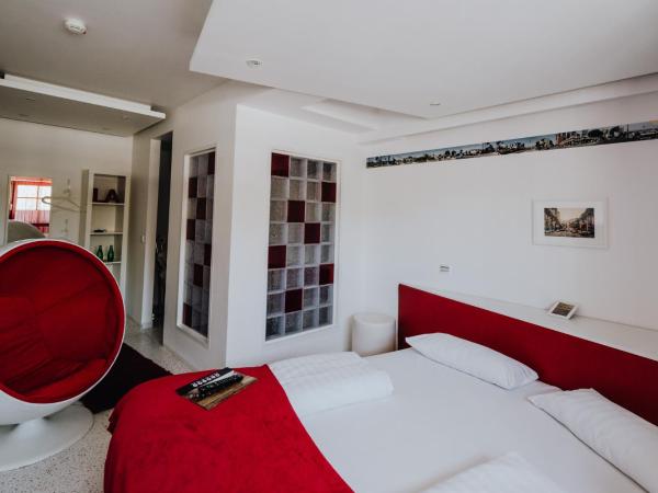 Road Stop Dortmund : photo 1 de la chambre chambre l.a. white room