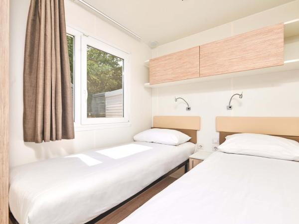 Camping Stella Maris Mobile Homes : photo 7 de la chambre mobile home 2 chambres avec terrasse