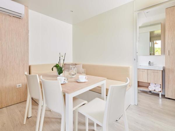 Camping Stella Maris Mobile Homes : photo 3 de la chambre mobile home 2 chambres avec terrasse