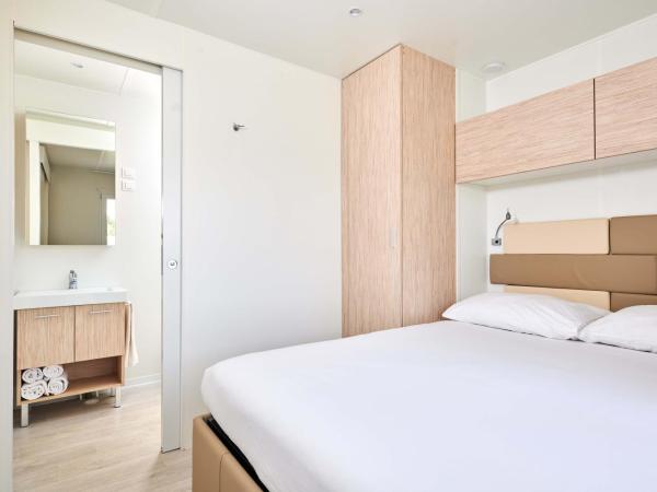 Camping Stella Maris Mobile Homes : photo 9 de la chambre mobile home 2 chambres avec terrasse