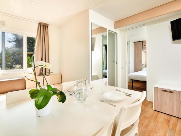 Camping Stella Maris Mobile Homes : photo 4 de la chambre mobile home 2 chambres avec terrasse