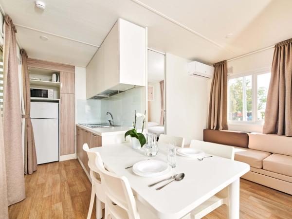 Camping Stella Maris Mobile Homes : photo 5 de la chambre mobile home 2 chambres avec terrasse