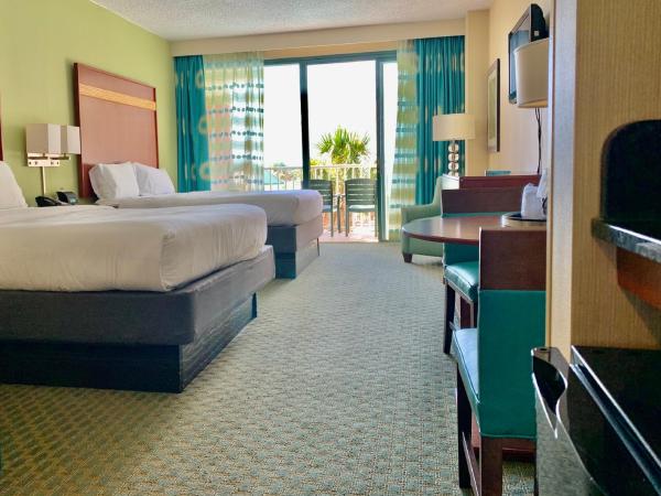 Holiday Inn & Suites Virginia Beach - North Beach, an IHG Hotel : photo 2 de la chambre chambre standard avec 2 lits queen-size - vue sur piscine