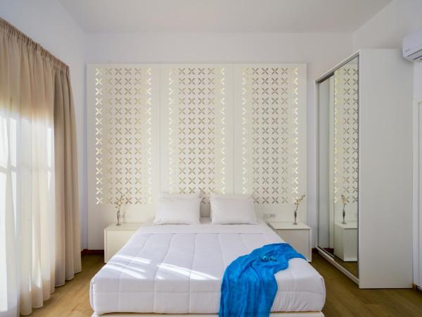 Elia Portou Luxury Residence : photo 2 de la chambre chambre supérieure avec balcon et hammam