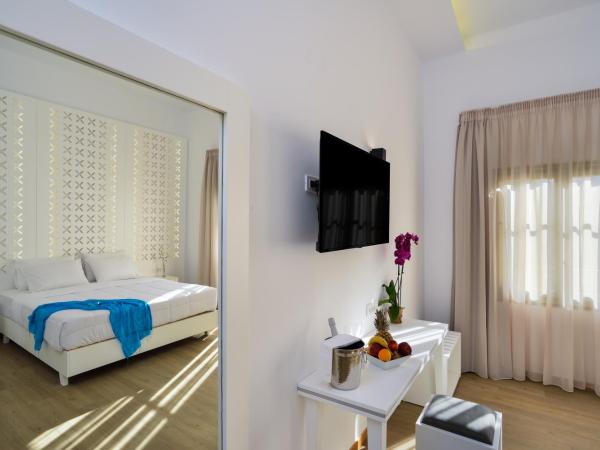 Elia Portou Luxury Residence : photo 6 de la chambre chambre supérieure avec balcon et hammam