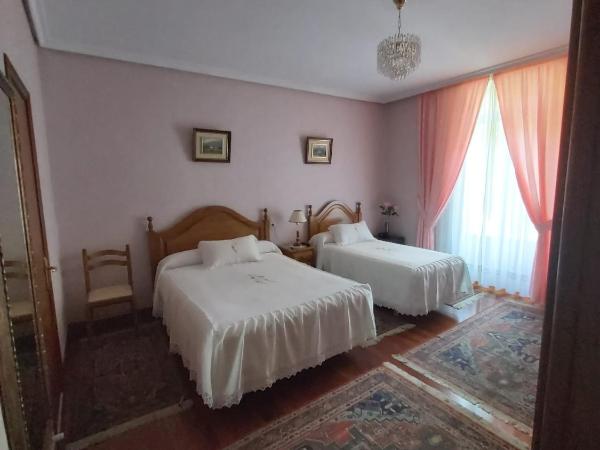 Pension Lorea : photo 6 de la chambre chambre triple avec salle de bains privative