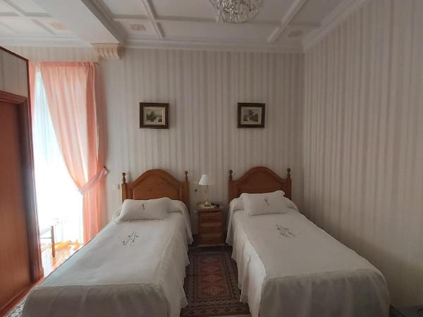 Pension Lorea : photo 1 de la chambre chambre double ou lits jumeaux avec salle de bains privative