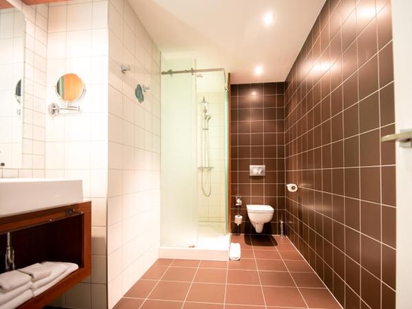 Mercure Ostrava Center : photo 3 de la chambre suite privilège avec lit double et canapé