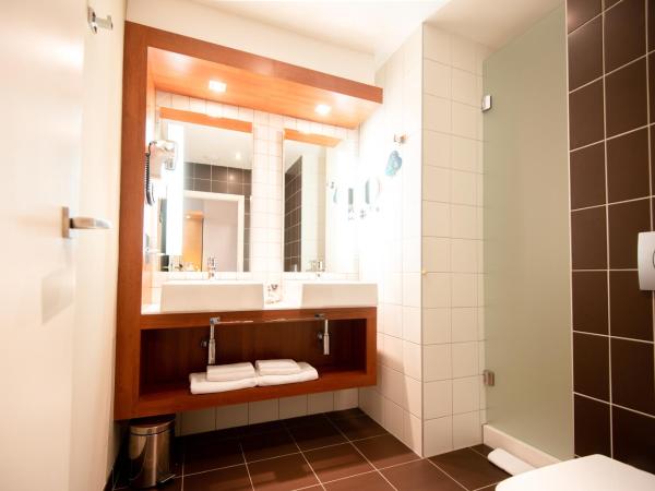 Mercure Ostrava Center : photo 4 de la chambre suite privilège avec lit double et canapé