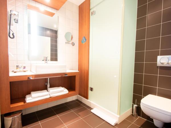 Mercure Ostrava Center : photo 5 de la chambre suite privilège avec lit double et canapé