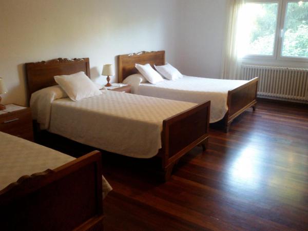 Hostal Pumar : photo 4 de la chambre chambre triple basique avec salle de bains commune