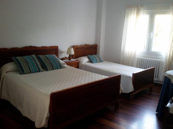 Hostal Pumar : photo 6 de la chambre chambre triple avec salle de bains commune - vue sur jardin