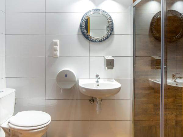 Let's Rock Party Hostel : photo 4 de la chambre lit dans dortoir 6 lits avec salle de bains commune