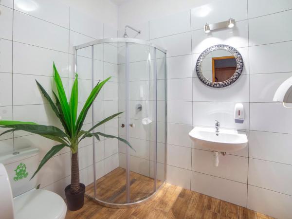 Let's Rock Party Hostel : photo 8 de la chambre lit dans dortoir 6 lits avec salle de bains commune