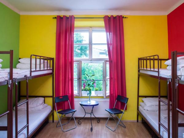 Let's Rock Party Hostel : photo 1 de la chambre chambre 14 personnes - salle de bains commune