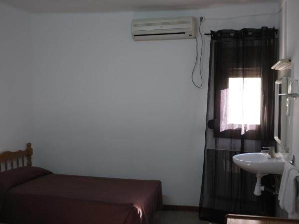 Hostal Europa : photo 2 de la chambre chambre simple avec salle de bains commune