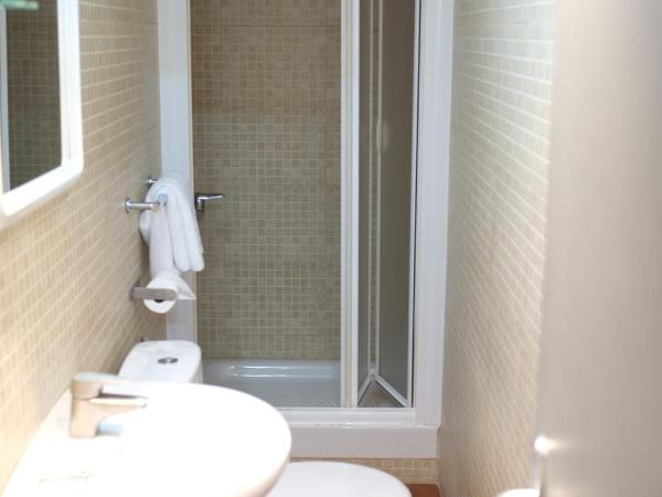 Hostal Europa : photo 5 de la chambre chambre double ou lits jumeaux avec salle de bains privative