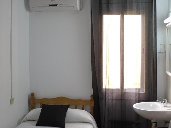 Hostal Europa : photo 1 de la chambre chambre simple avec salle de bains commune