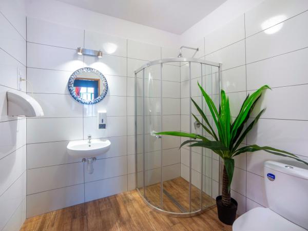 Let's Rock Party Hostel : photo 2 de la chambre lit dans dortoir 4 lits avec salle de bains commune