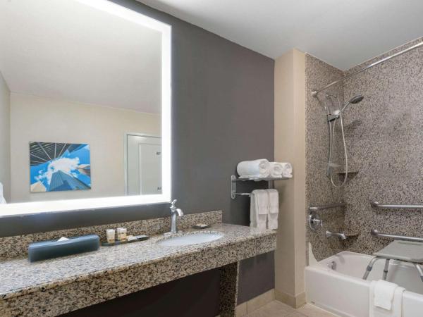 La Quinta by Wyndham Houston Energy Corridor : photo 4 de la chambre chambre lit king-size avec baignoire - accessible aux personnes à mobilité réduite/malentendantes - non-fumeurs