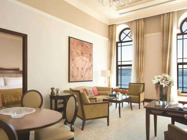 Four Seasons Hotel Istanbul at the Bosphorus : photo 2 de la chambre suite lit king-size palace bosphore