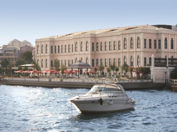 Four Seasons Hotel Istanbul at the Bosphorus : photo 4 de la chambre chambre avec 2 lits jumeaux côté cour