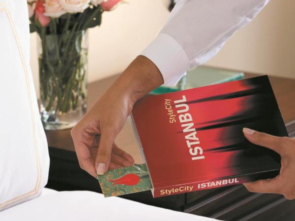 Four Seasons Hotel Istanbul at the Bosphorus : photo 3 de la chambre chambre lit king-size cour