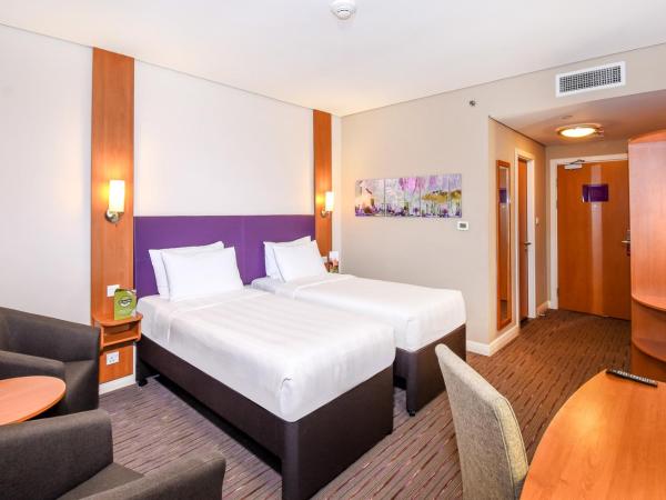 Premier Inn Dubai Investments Park : photo 4 de la chambre chambre lits jumeaux - non-fumeurs