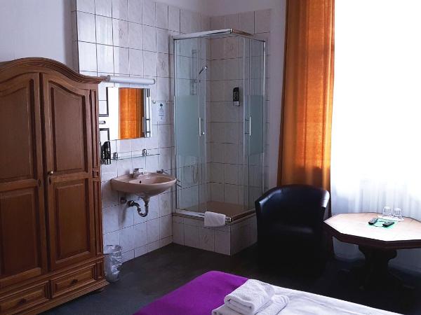 Hotelpension Margrit : photo 2 de la chambre chambre double avec toilettes communes et douche