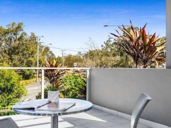 Essence Apartments Chermside : photo 10 de la chambre studio balcon - lit king-size
