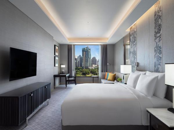 Sindhorn Kempinski Hotel Bangkok - SHA Extra Plus Certified : photo 7 de la chambre suite exécutive lit king-size