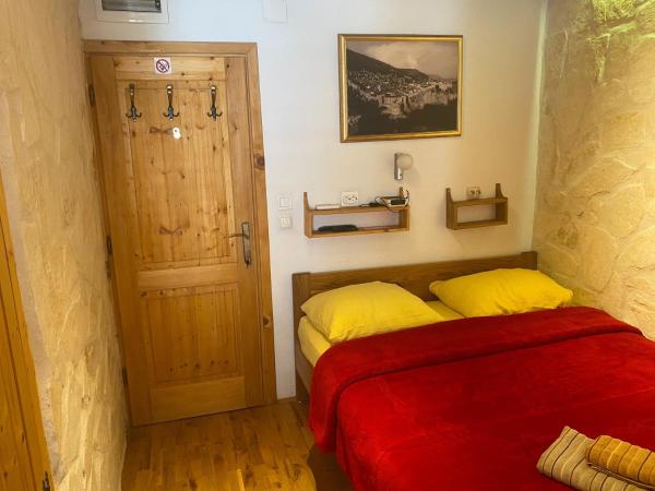 Eddie's Sea View Rooms Old Town : photo 1 de la chambre small double room with hill view