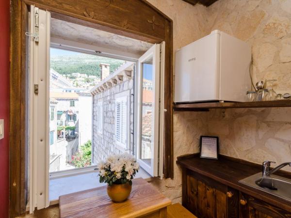 Eddie's Sea View Rooms Old Town : photo 3 de la chambre small double room with hill view