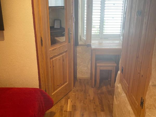 Eddie's Sea View Rooms Old Town : photo 5 de la chambre small double room with hill view