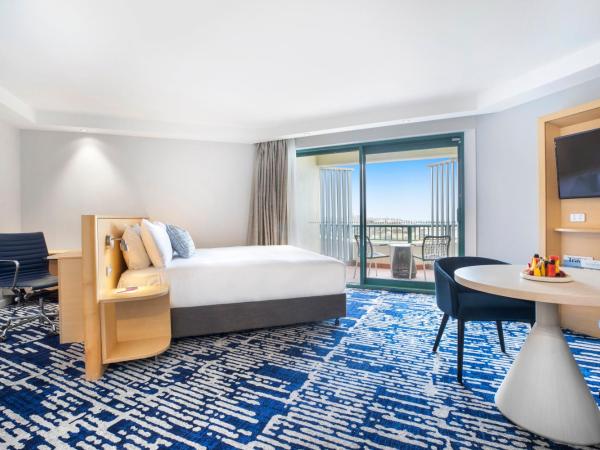 Crowne Plaza Sydney Coogee Beach, an IHG Hotel : photo 2 de la chambre suite lit king-size supérieure avec balcon - vue sur océan
