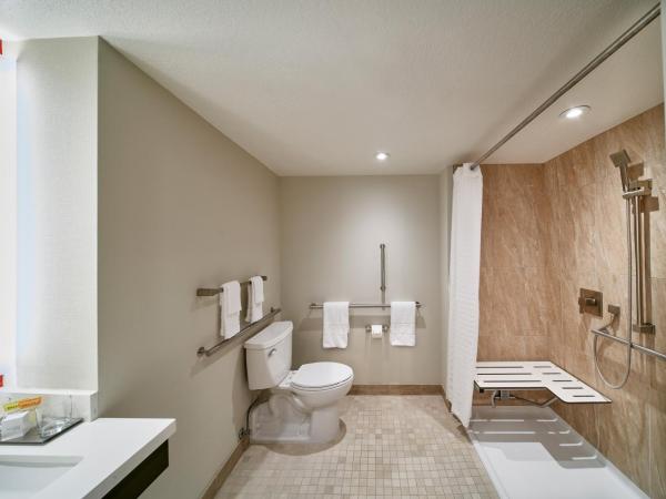 Horseshoe Las Vegas formerly Bally's : photo 4 de la chambre chambre resort avec lit king-size - non-fumeurs - douche accessible en fauteuil roulant