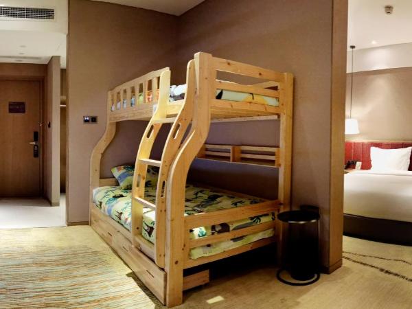 Holiday Inn Express Chengdu Wenjiang Hotspring, an IHG Hotel : photo 4 de la chambre suite lit king-size avec lits superposés