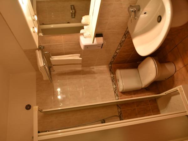 Hôtel Le Claridge : photo 1 de la chambre chambre triple