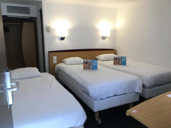 Kyriad Direct Marseille Ouest - Martigues : photo 2 de la chambre chambre triple avec 2 lits simples et 1 lit junior