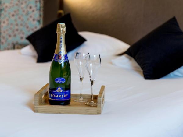 La Valiz : photo 2 de la chambre chambre double supérieure avec 1 bouteille de champagne pommery